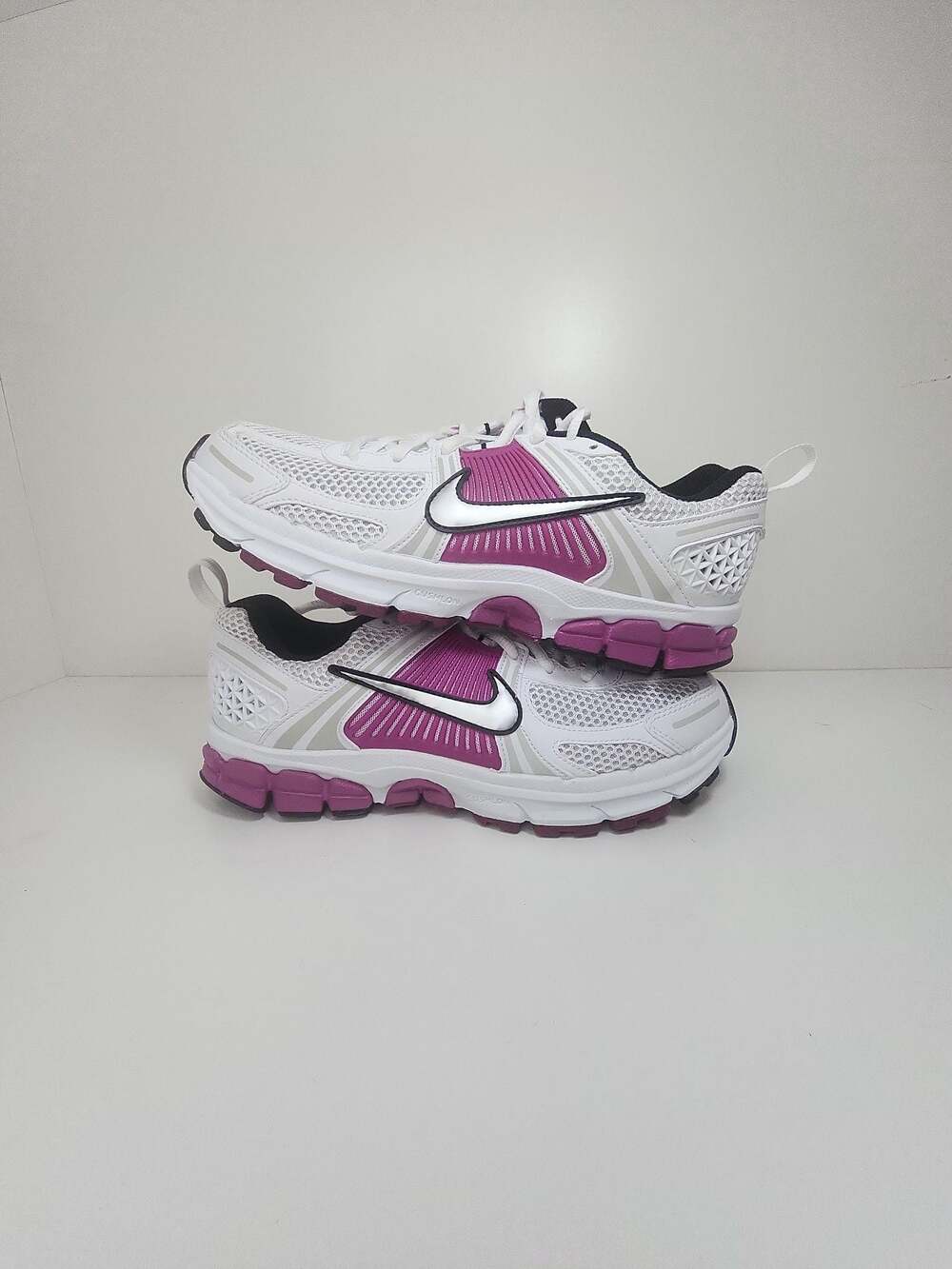 Nike Vomero 5 - Youth Size 7 = Women Size 8.5
